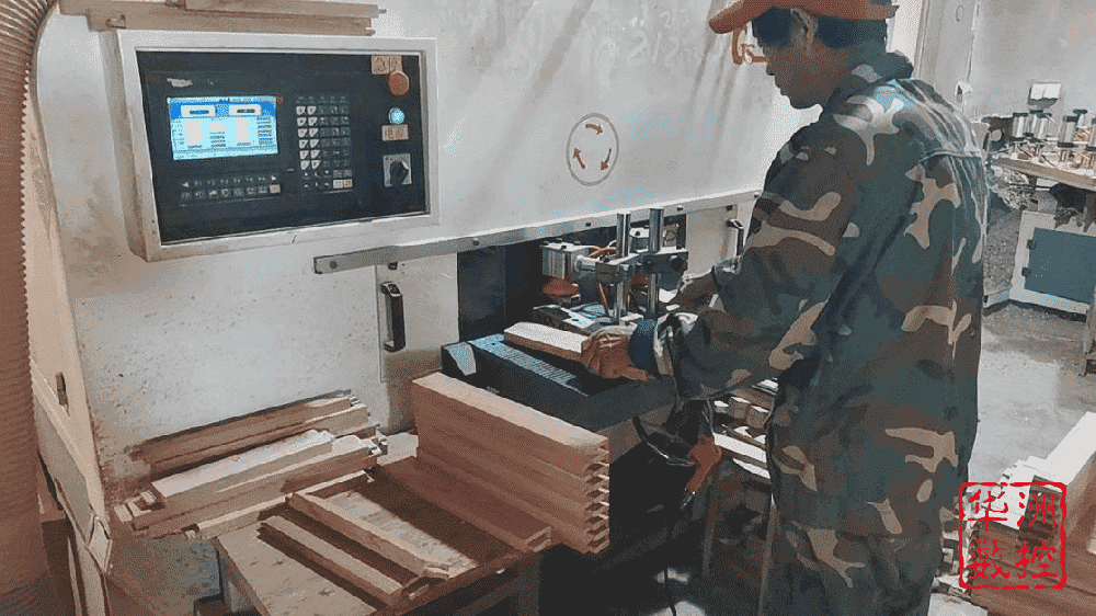 華洲數控開榫機_萬能的銑榫設備_華洲數控發布